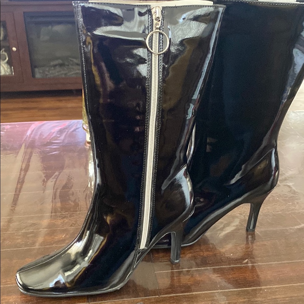 Black Patent Leather Mod Boots. Size 6.5 super cute new never worn Ex condition